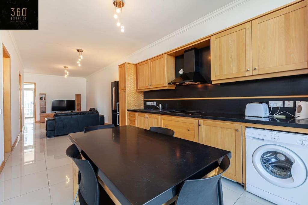 Comfortable Penthouse, Served With Lift, Wifi & Ac By 360 Estates Gzira Eksteriør billede