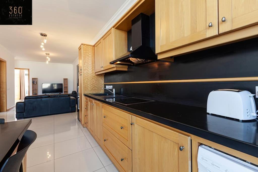 Comfortable Penthouse, Served With Lift, Wifi & Ac By 360 Estates Gzira Eksteriør billede